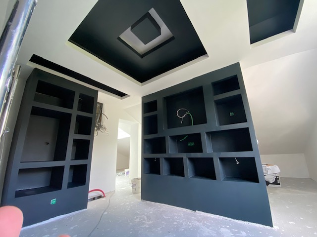 Aménagement intérieur avec rangements anthracite et plafond décoratif, fiche Google Conte